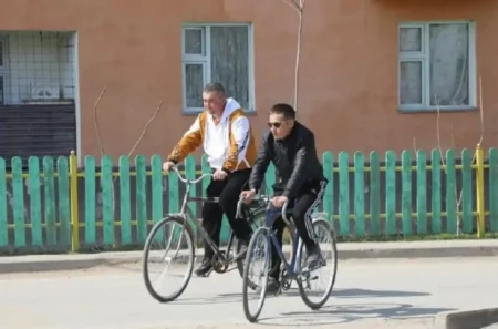 Арыс тұрғындары референдумға велосипедпен келіп, белсенділік танытты велосипедпен