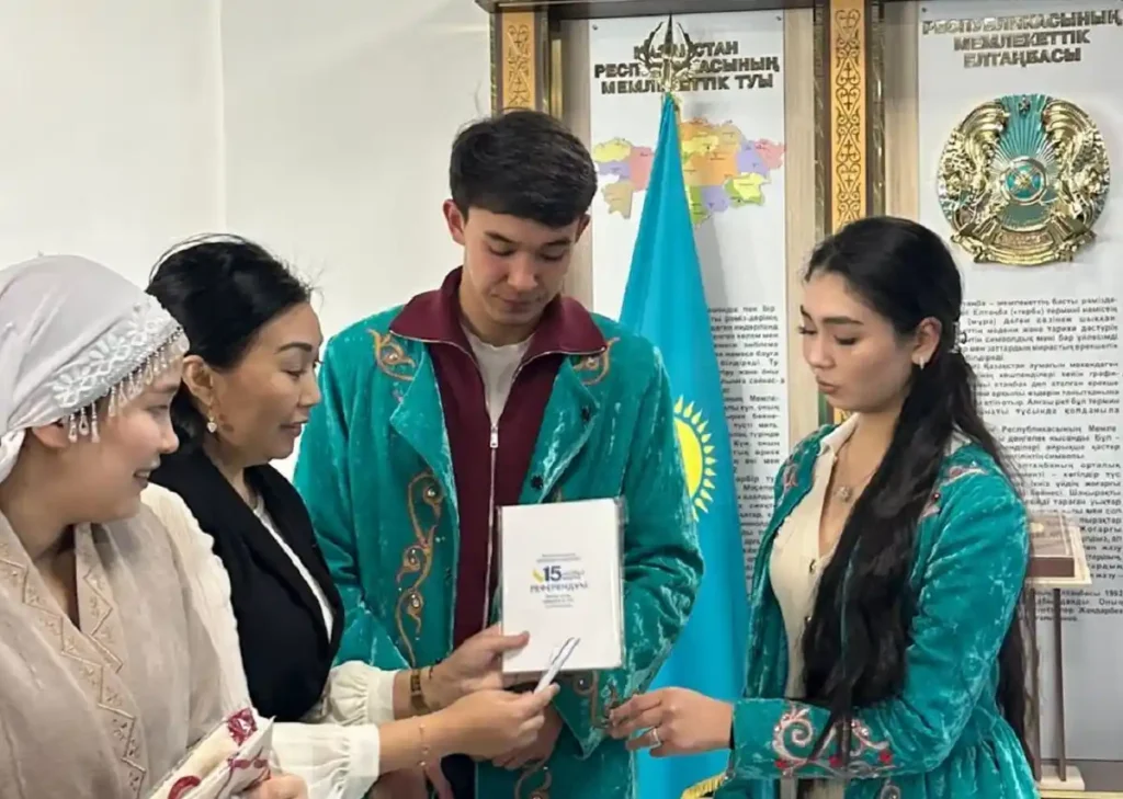 Махаббат пен жауапкершілік: Еңбекшіқазақ ауданында жас отбасы референдумға қол ұстасып келді Еңбекшіқазақ