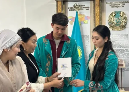 Махаббат пен жауапкершілік: Еңбекшіқазақ ауданында жас отбасы референдумға қол ұстасып келді Еңбекшіқазақ