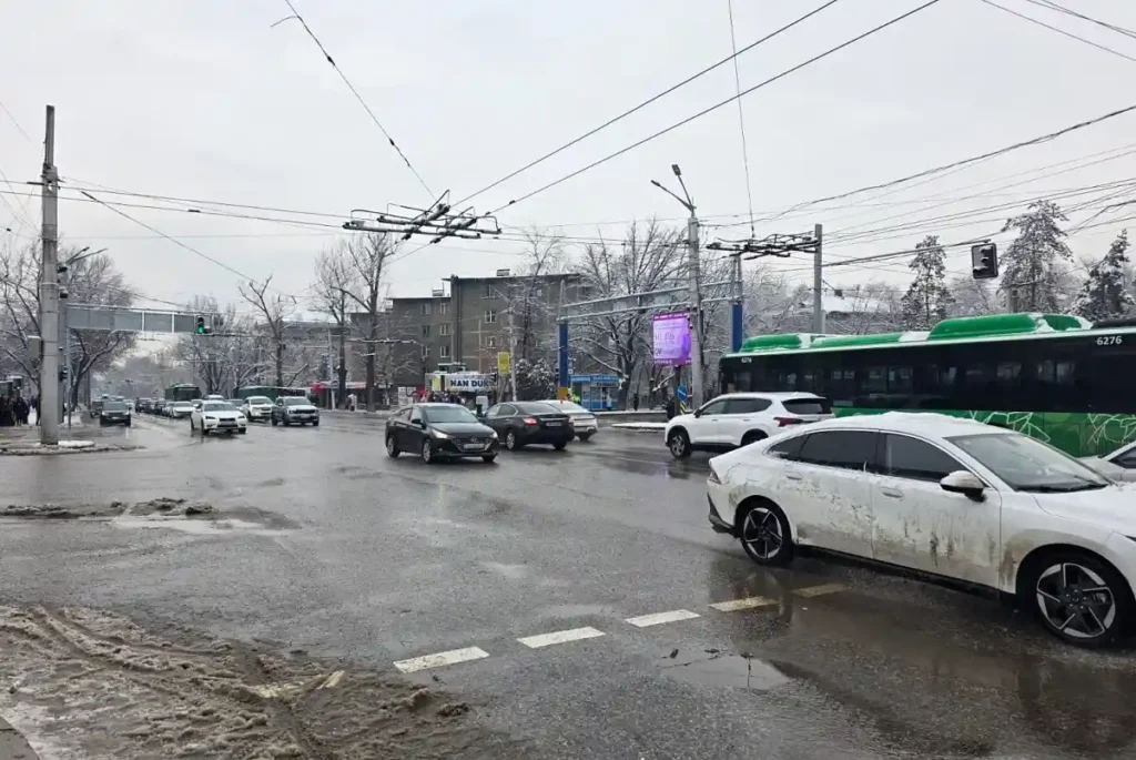 Көктем мінез көрсетті: Ел аумағында жауын-шашын күтіледі жауын көше Алматы