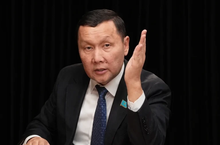 Рөлдегі телефон дауы: депутат Абзал Құспан сот пен полицияны бақылауға алды абзал құспан