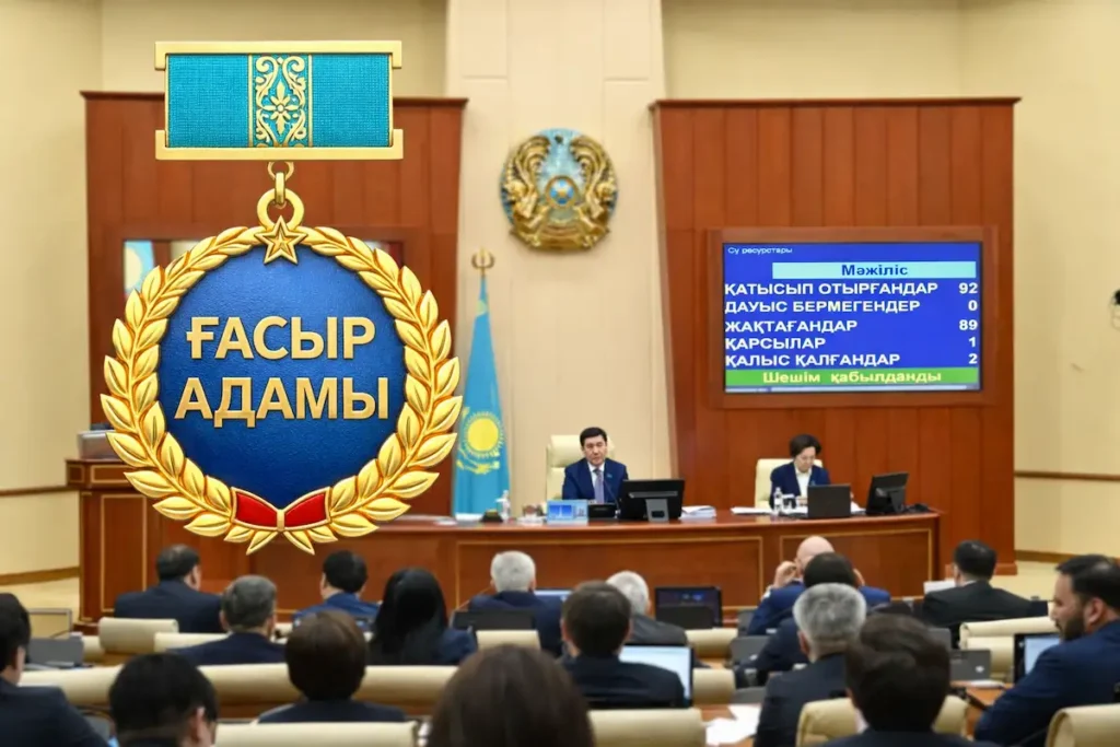 «Ғасыр адамы» 300 мың теңге тұратын ел: Amanat партиясы атақ саудасына соғыс ашты аманат партиясы