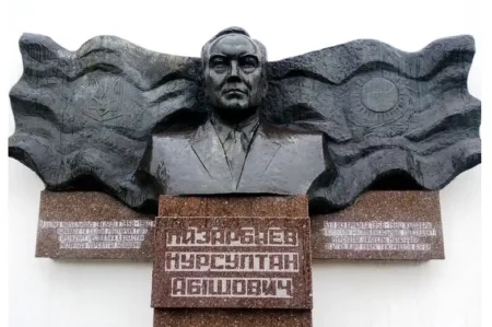 Украина Назарбаевтың барельефін алып тастаудан бас тартты барельеф Назарбаев