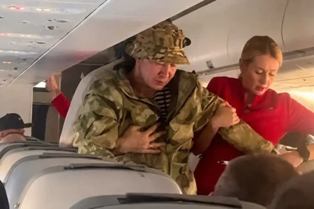 Ұшақта балаларға әскери киімдегі адам агрессия көрсетіп, жанжал шығарды ұшақтағы жанжал