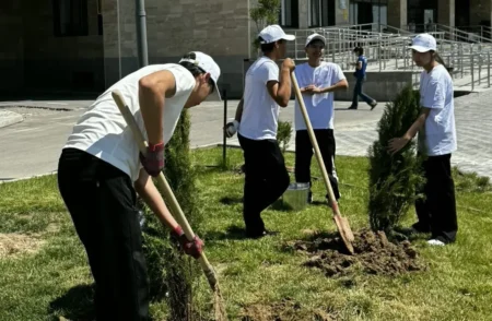 Таза Қазақстан: Түркістанның түлектері ағаш егіп, болашаққа белгі қалдырды Түркістан