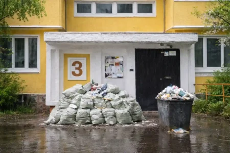 Шум, мусор, собака и ложный вызов: за что казахстанцев штрафуют в быту Мусор во дворе