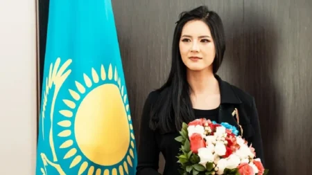 Қазақ елін әлемге танытқан блогер Президент қолынан «Достық» орденін алды қытай блогері