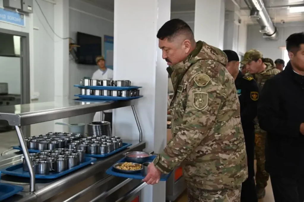 Қазақ әскеріндегі «Швед үстелі»: Сарбаздар енді асты өздері таңдап ішеді швед үстелі