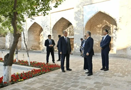 Қазақ зиялылары оқыған Бұхара: Тоқаев пен Мирзиёев тарихи орындарды аралады Тоқаев