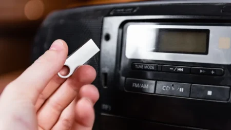 USB-флешка феномені: Жүргізушілер неге ескі әдіске оралып жатыр USB флешка