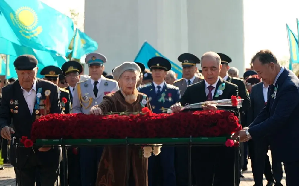 Жеңіс алаңындағы құрмет: Батыс Қазақстанда майдангерлер еске алынды Жеңіс күні