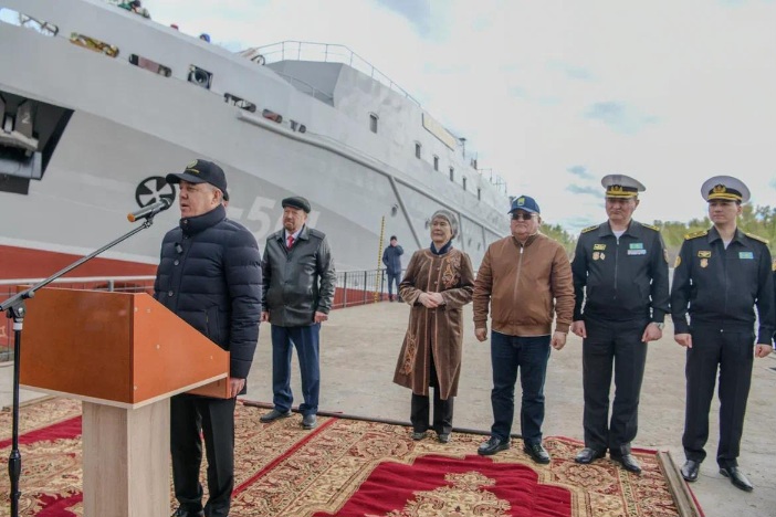 Каспийге бет алған алып кеме: Оралда елдегі ең ірі су көлігі суға түсірілді