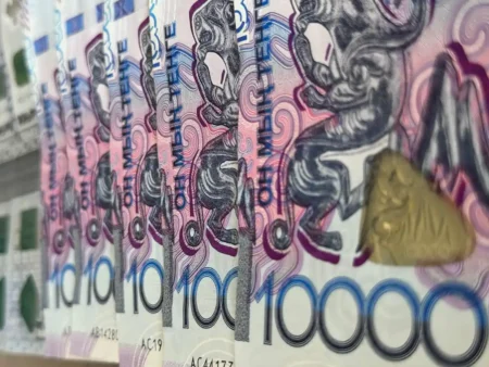 Доллар снова пошёл вверх: в обменниках цена приблизилась к 471 тенге курс доллара
