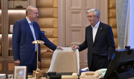 Астанадағы жылы кадр: Тоқаев Ердоғанмен түскен суретін жариялады