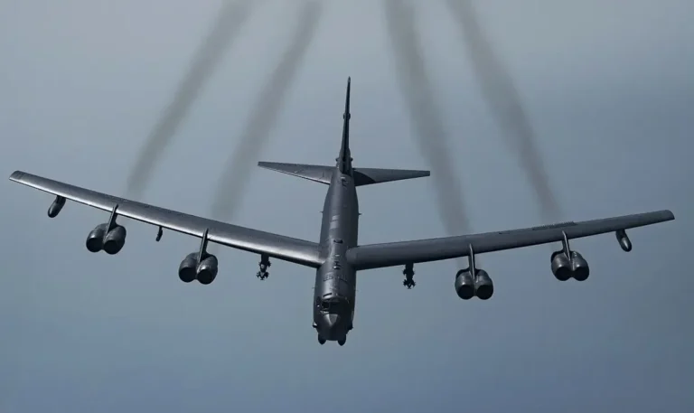 Стратегиялық бомбалаушы құлады: B-52 апат АҚШ авиациясын дүр сілкіндірді B-52 Stratofortress