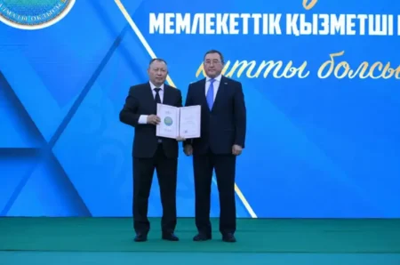 Қонаевтағы құрмет кеші: Алматы облысы мемлекеттік қызметшілерді ұлықтады мемқызметкер