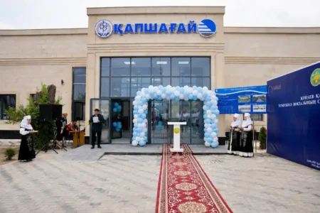 Жарты ғасырлық вокзал жаңа кейіпке енді: Қонаевта маңызды нысан пайдалануға берілді