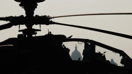 Ормуз бұғазындағы жаңа қауіп: Трамп Иран АҚШ тікұшағын атып түсірді деп мәлімдеді тікұшақ