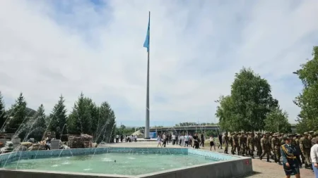 Ту көтеріліп, Әнұран шырқалды: Өскеменде рәміздер күні ерекше аталды ту байрақ флаг қазақ