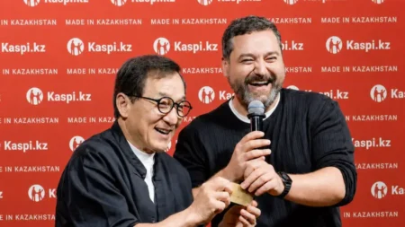 Алматыдағы үлкен кадр: Джеки Чан Kaspi Gold иесі атанды Джеки Чан Ультиматум