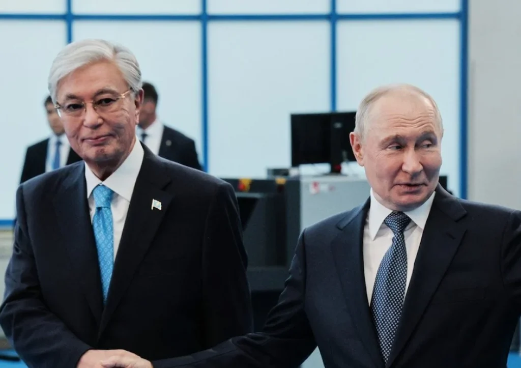 Омбыдағы салқын душ: Тоқаев Путинге соғыстан шығатын есікті көрсетті тоқаев путин