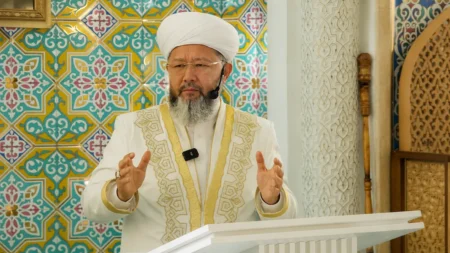 Ақ босағадан аққан жас: Бас мүфти әйелге қол көтергендерге қатаң үн қатты Бас мүфти Наурызбай қажы Тағанұлы