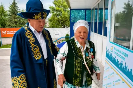 Ұрпақ сабақтастығы: 69 жастағы ұлы анасын дауыс беруге ертіп келді дауыс беру