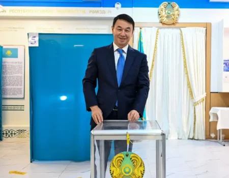 Алматы әкімі Дархан Сатыбалды Құрылтай сайлауында дауыс берді