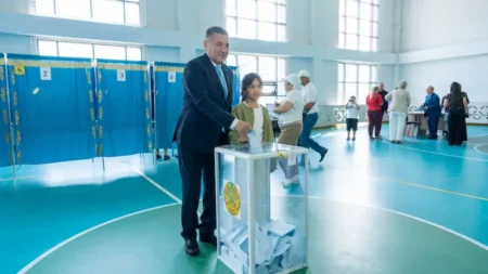 ШҚО әкімі әкесі, жұбайы және балаларымен сайлау учаскесіне келді дауыс беру