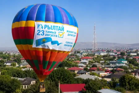 Таразда Құрылтай нышаны бар әуе шары пайда болды