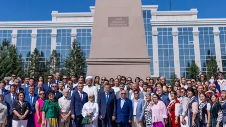 «Абай қазақсыз, қазақ Абайсыз болмайды»: Өскеменде хакім рухына тағзым етілді