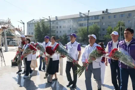 «Әділет» партиясының сайлауалды штабы Абай облысындағы сапарын ұлы ақынның ескерткішіне тағзым етуден бастады