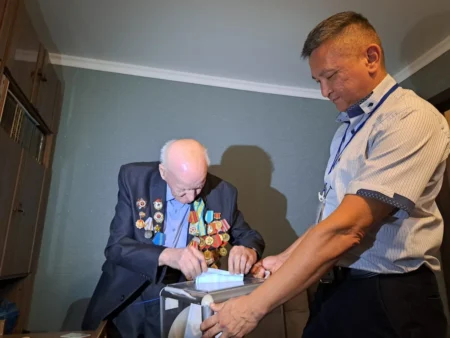 Ғасыр куәгері Павлодардағы Құрылтай сайлауында өз таңдауын жасады соғыс ардагері Сергей Выжутович