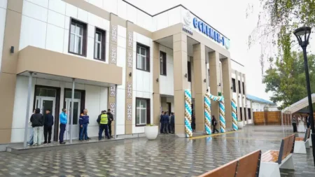 Өскеменде жаңарған теміржол вокзалы жолаушыларға есігін ашты вокзал