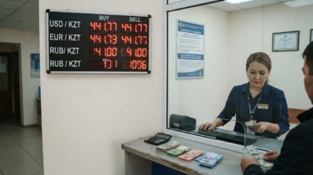 Доллар бағамы 440 теңгеден төмендеді: KASE саудасының соңғы қорытындысы Доллар снова подешевел: сколько стоит валюта в обменниках Казахстана — иллюстративное фото к материалу Ertenmedia.kz
