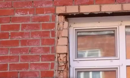 Қостанайда жаңадан салынған мектептің кірпіштері үгітіліп, түсе бастады Қостанайда жаңадан салынған мектептің кірпіштері үгітіліп, түсе бастады тақырыбы бойынша иллюстрациялық сурет