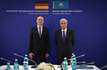 Қасым-Жомарт Тоқаев Siemens басшылығымен өнеркәсіп пен цифрландыруды талқылады Қасым-Жомарт Тоқаев Siemens басшылығымен өнеркәсіп пен цифрландыруды талқылады тақырыбы бойынша иллюстрациялық сурет