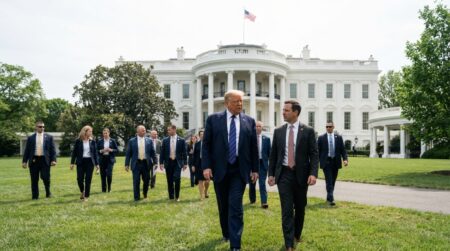«Суперинтеллект» дәуірі: Трамп IT алпауыттарымен не жөнінде келісімге келді? Суперинтеллект дәуірі: Трамп IT алпауыттарымен не жөнінде келісімге келді? тақырыбы бойынша иллюстрациялық сурет