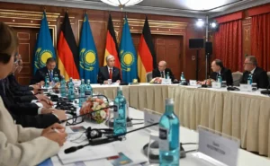 Сарапшы Тоқаевтың Германияға сапары мен сыртқы саясатының мәнін түсіндірді тақырыбы бойынша иллюстрациялық сурет