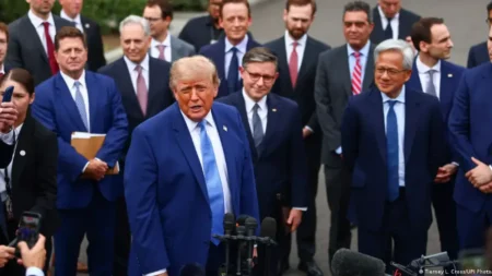 Трамп пен ірі IT-компаниялар жасанды интеллектіні бақылау туралы келісімге келді Трамп пен ірі IT-компаниялар жасанды интеллектіні бақылау туралы келісімге келді тақырыбы бойынша иллюстрациялық сурет