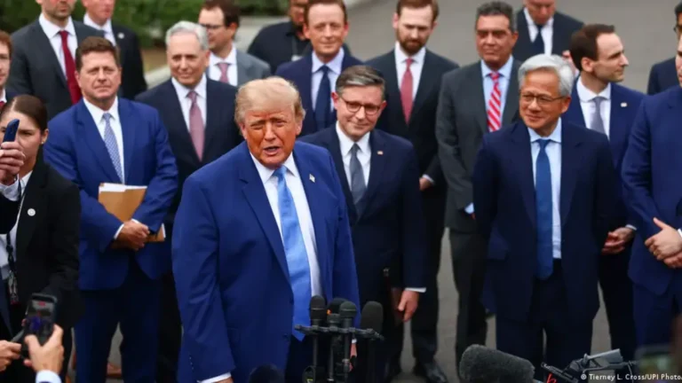 Трамп пен ірі IT-компаниялар жасанды интеллектіні бақылау туралы келісімге келді Трамп пен ірі IT-компаниялар жасанды интеллектіні бақылау туралы келісімге келді тақырыбы бойынша иллюстрациялық сурет