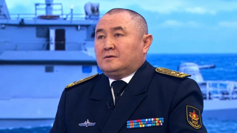 14 сарбаздың қазасы: Әскери-теңіз күштерінің бұрынғы бас қолбасшысы қамауға алынды 14 сарбаздың қазасы: Әскери-теңіз күштерінің бұрынғы бас қолбасшысы қамауға алынды тақырыбы бойынша иллюстрациялық сурет