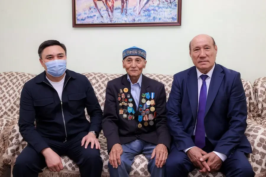Шымкентте қала әкімі аға буын өкілдерін құттықтады — тақырып бойынша фото