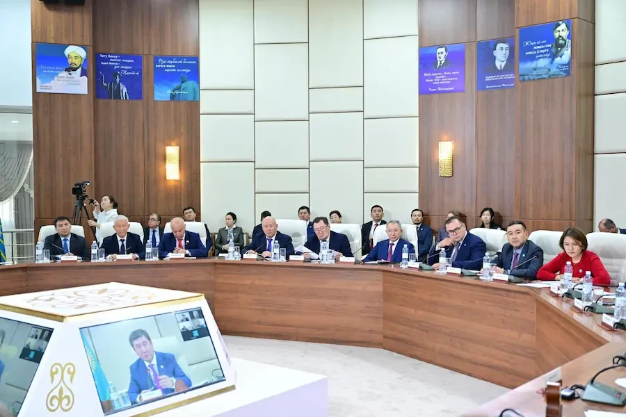 Ерлан Қошанов қоғамдық кеңестер өкілдерімен кездесу өткізді — тақырып бойынша фото