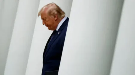 АҚШ-та Трамптың рейтингі 33 пайызға дейін құлдырады АҚШ-та Трамптың рейтингі 33 пайызға дейін құлдырады тақырыбы бойынша иллюстрациялық сурет