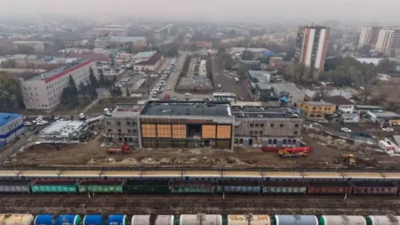 «Халық күтіп отыр»: Берік Уәли Семей вокзалындағы мердігерлерді сынға алды Берік Уәли Семей теміржол вокзалының құрылыс қарқынын арттыруды тапсырды тақырыбы бойынша иллюстрациялық сурет