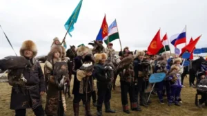 Бозанбайда 150 құсбегі бақ сынауда: Шығыс салбурын қалай өтіп жатыр? тақырыбы бойынша иллюстрациялық сурет