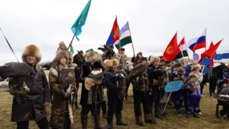 Бозанбайда 150 құсбегі бақ сынауда: «Шығыс салбурын» қалай өтіп жатыр? Бозанбайда 150 құсбегі бақ сынауда: Шығыс салбурын қалай өтіп жатыр? тақырыбы бойынша иллюстрациялық сурет