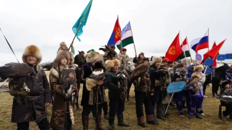 Бозанбайда 150 құсбегі бақ сынауда: Шығыс салбурын қалай өтіп жатыр? тақырыбы бойынша иллюстрациялық сурет