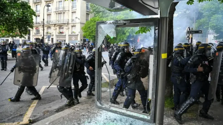 Водометы, броневики и 70 тысяч силовиков: Франция готовится к беспорядкам Францияда жаппай тәртіпсіздікке қарсы 70 мың полицей тартылды тақырыбы бойынша иллюстрациялық сурет